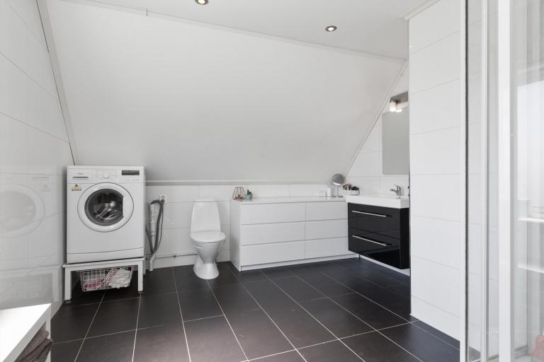 Stort bad med dusjkabinett og opplegg for vaskemaskin